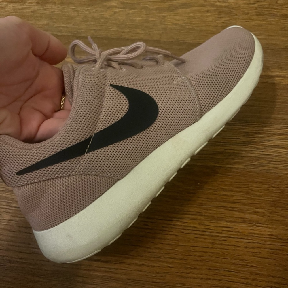 Nike Womens Roshe- mauve and black